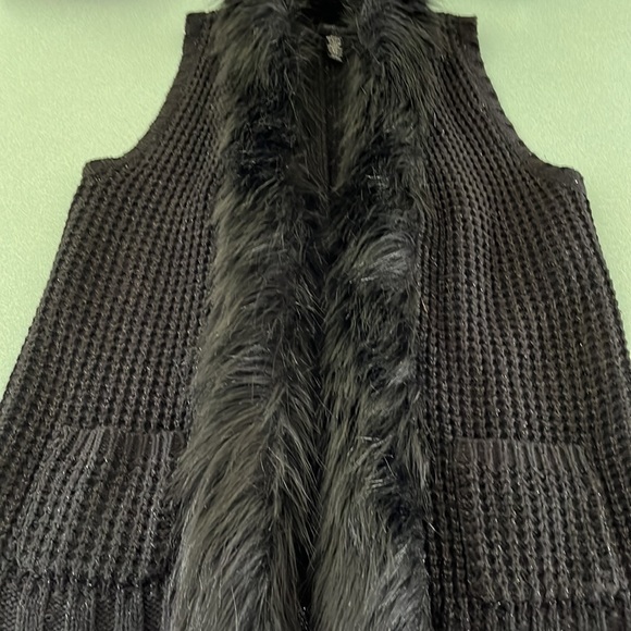 Style & Co Women’s Vest with faux fur Color Black - Picture 5 of 5